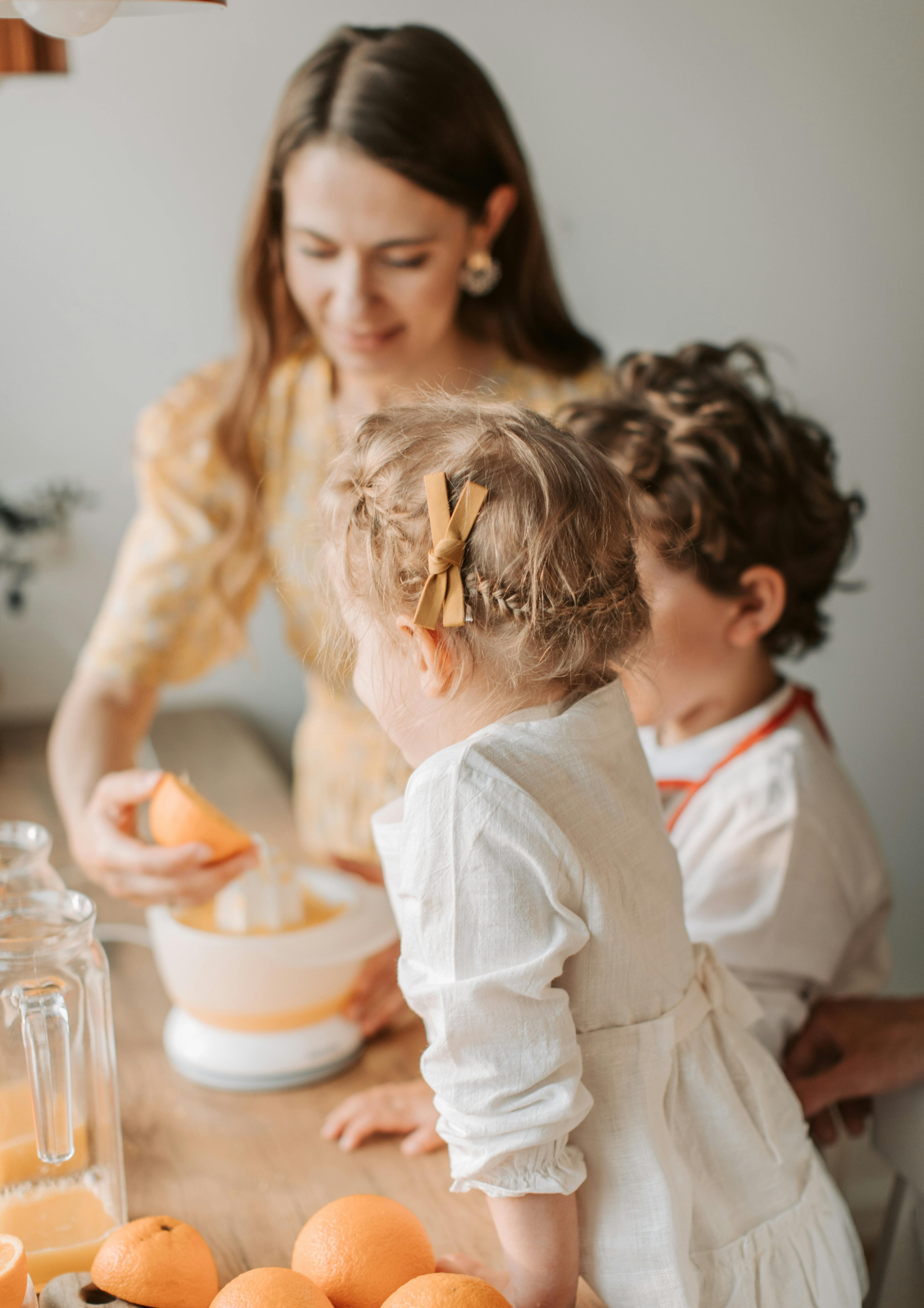 Mama mit Kindern kochen und backen